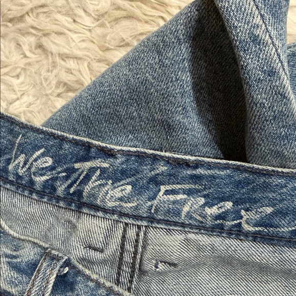 We the Free Chewed Up Midrise Straight
Jean in Indigo Blue FREE PEOPLE Size 24 - Picture 7 of 8